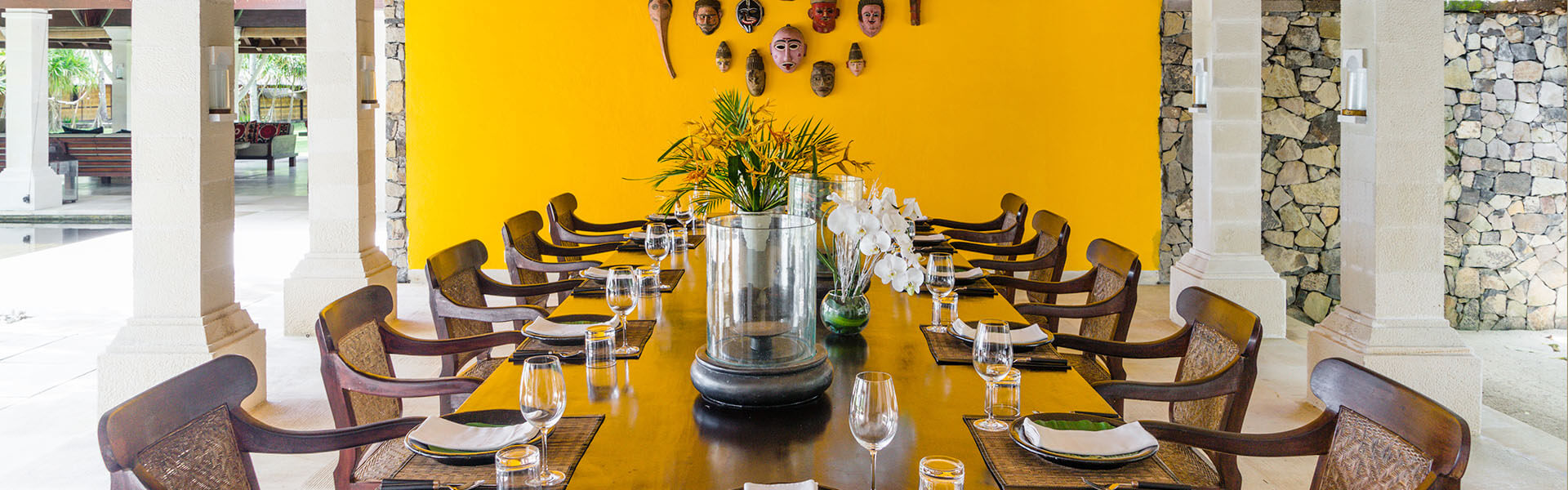 Sira Beach House - Dining area setting